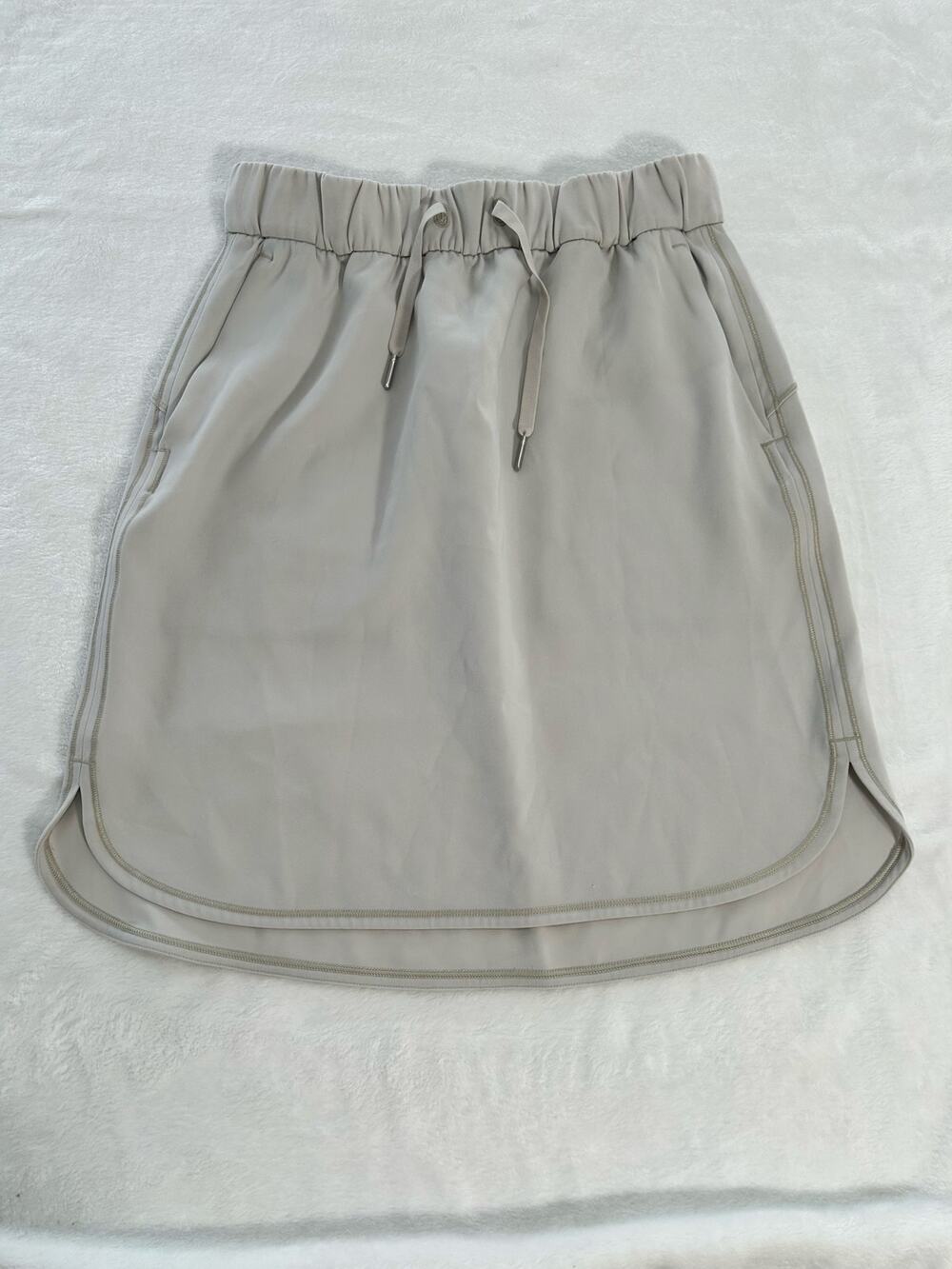 Lululemon On the Fly Skirt Oatmeal Color with Drawstring Size 6 Excellent Condit